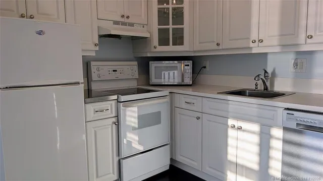 $94,900 | 2929 Southeast Ocean Boulevard, Unit L8, Stuart, FL 34996