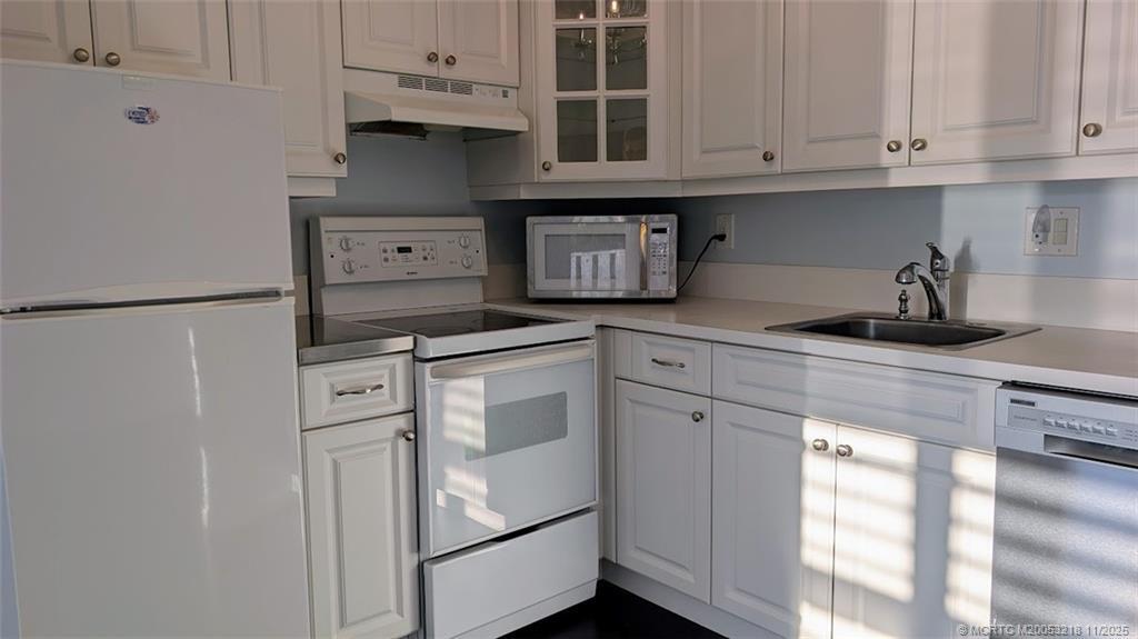 2929 Southeast Ocean Boulevard, Unit L8 Stuart, FL 34996 - Photo 19 of 32 kitchen empty