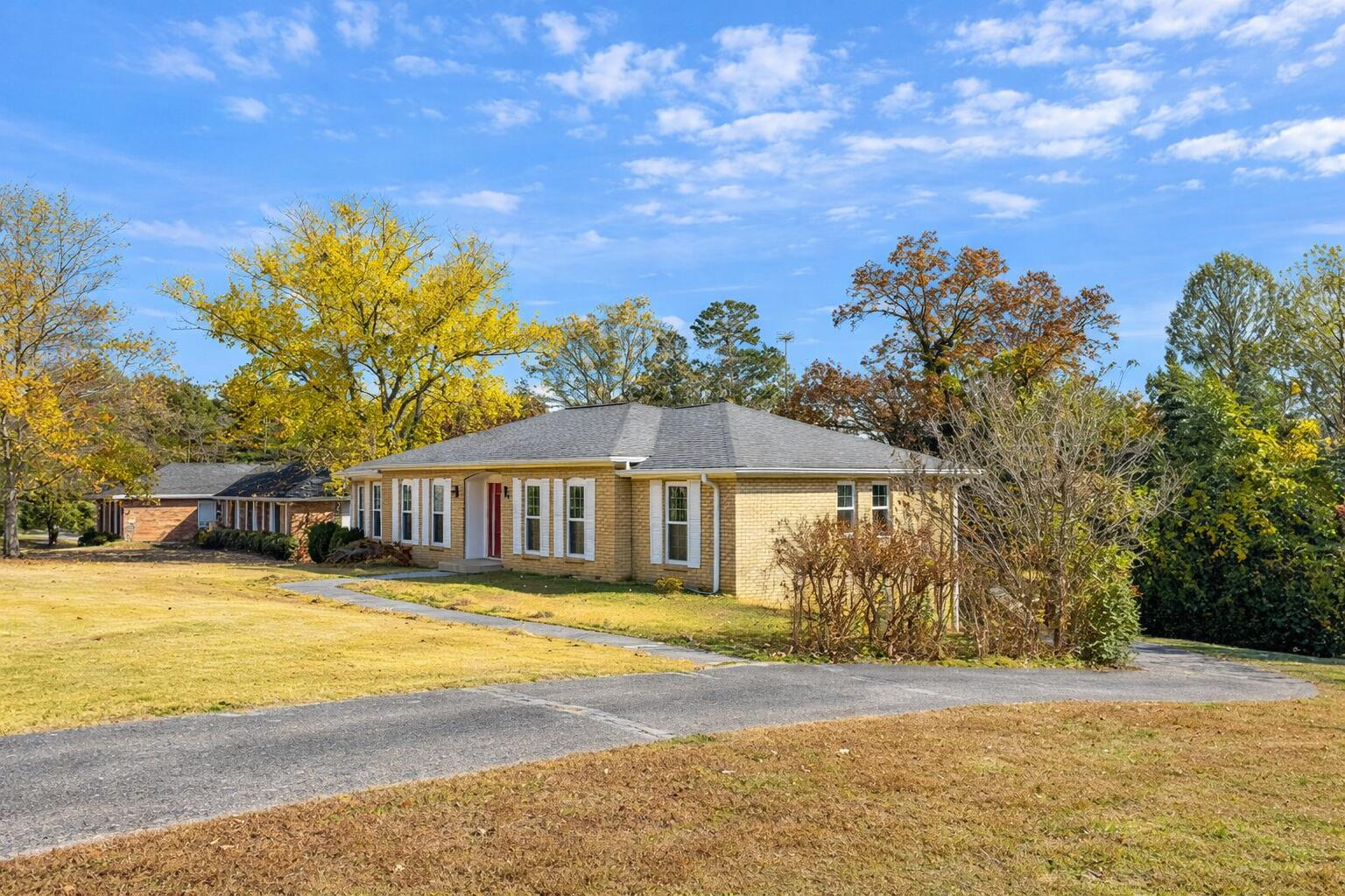 774 Woodgate Road Ringgold, GA 30736 - Photo 3 of 26 Charming suburban house with autumn back