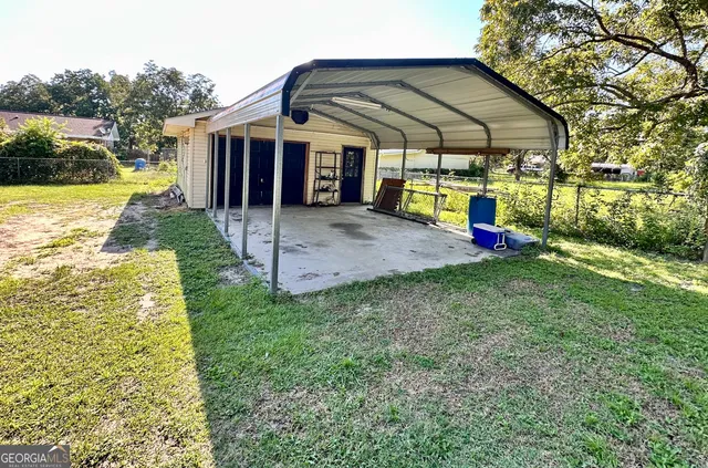 a view of a house with backyard and porch