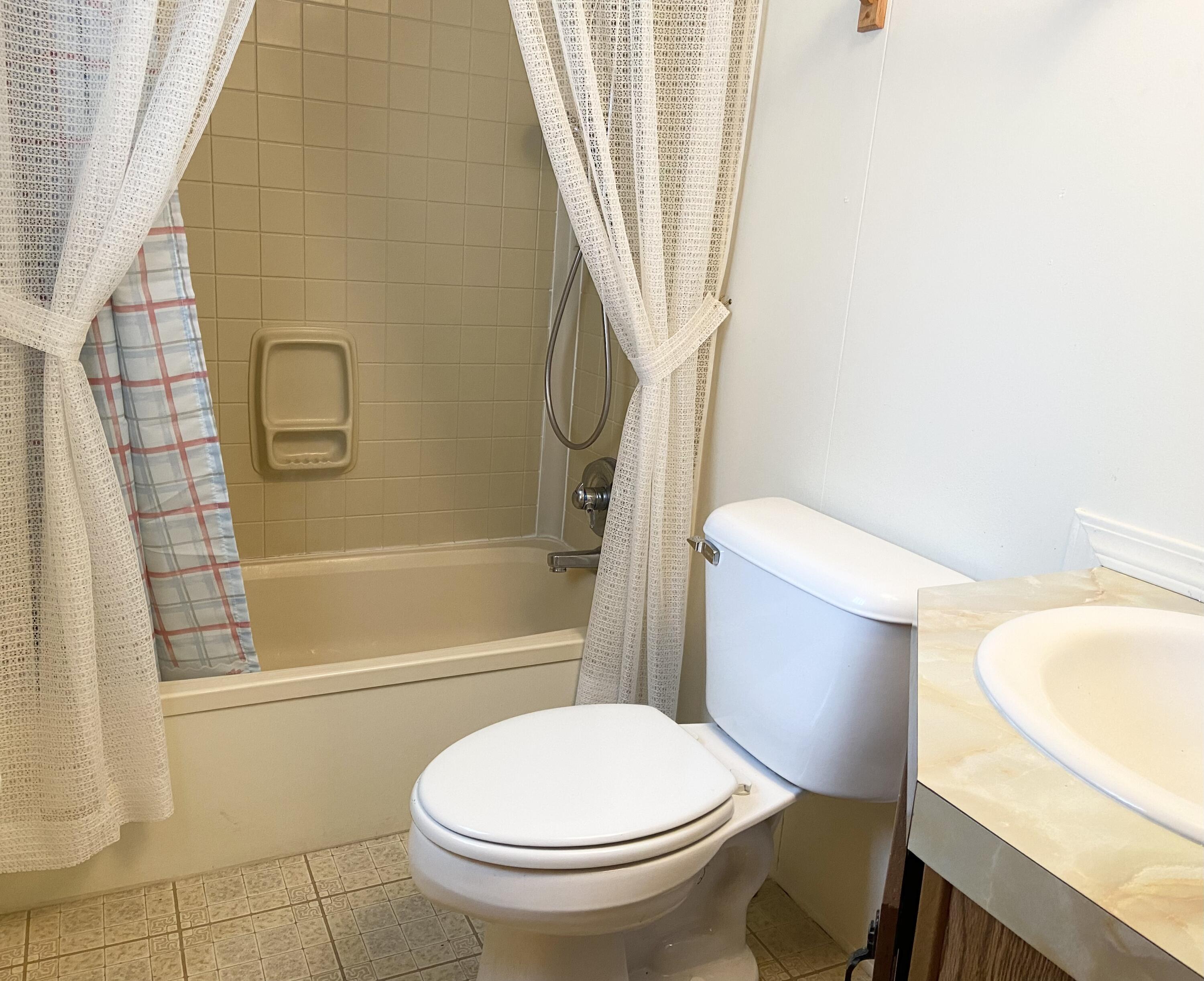 52731 Huntington Road, Unit 33 La Pine, OR 97739 - Photo 15 of 18 Bathroom