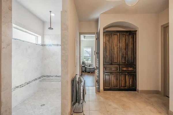 a view of entryway with livingroom