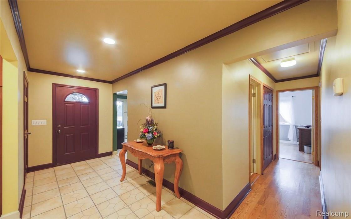 17949 Merriman Road Livonia, MI 48152 - Photo 4 of 36 5.jpg