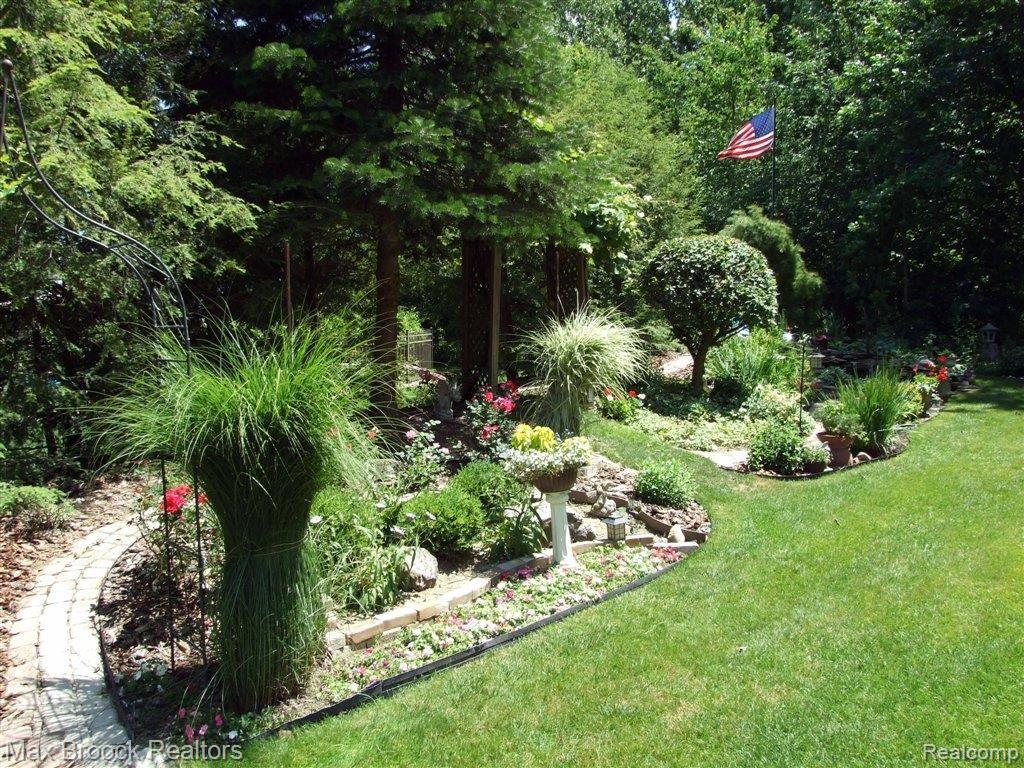 2721 Lambeth Park Rochester, MI 48306 - Photo 21 of 25 Garden