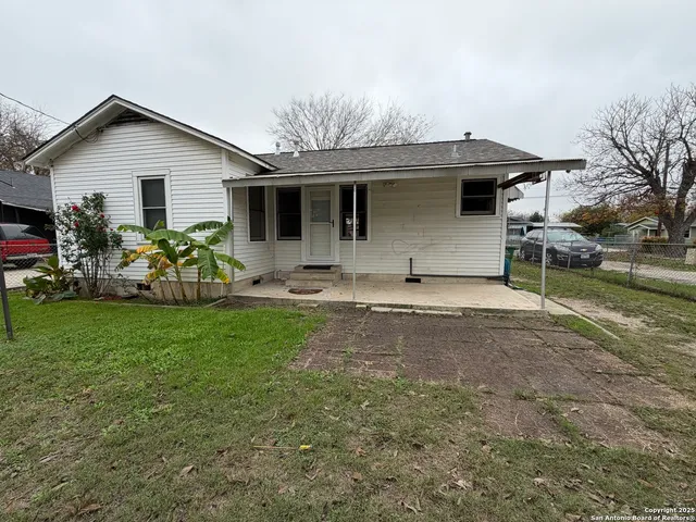 a view of a house with backyard