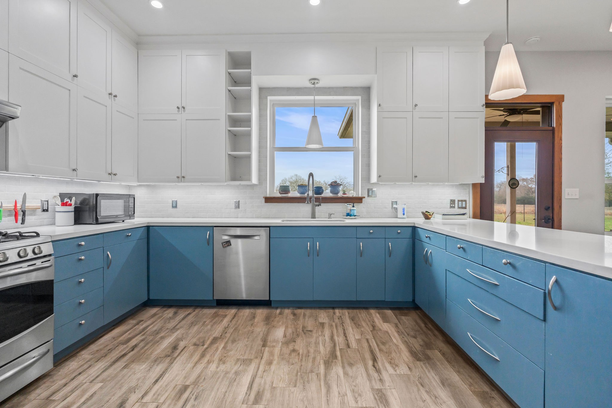 28322 Mellman Road Hempstead, TX 77445 - Photo 12 of 50 The kitchen features a peninsula with bar top seating.