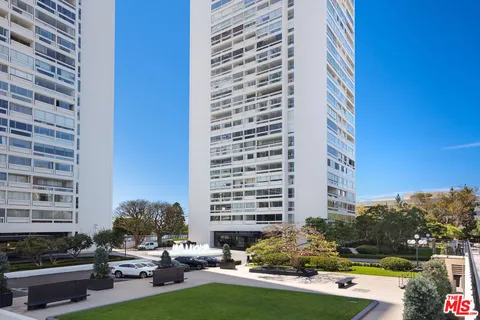 a view of a tennis court