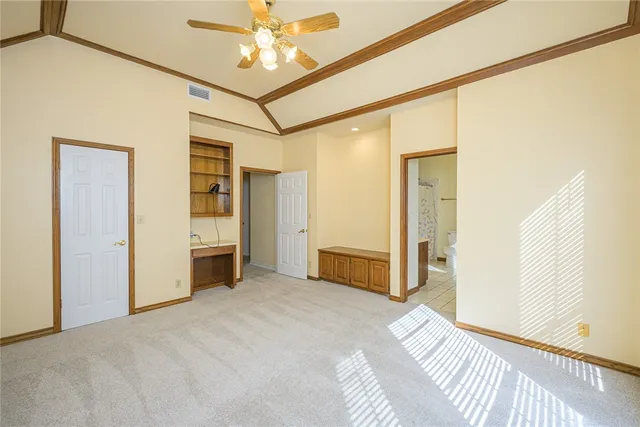 a view of a livingroom with a ceiling fan