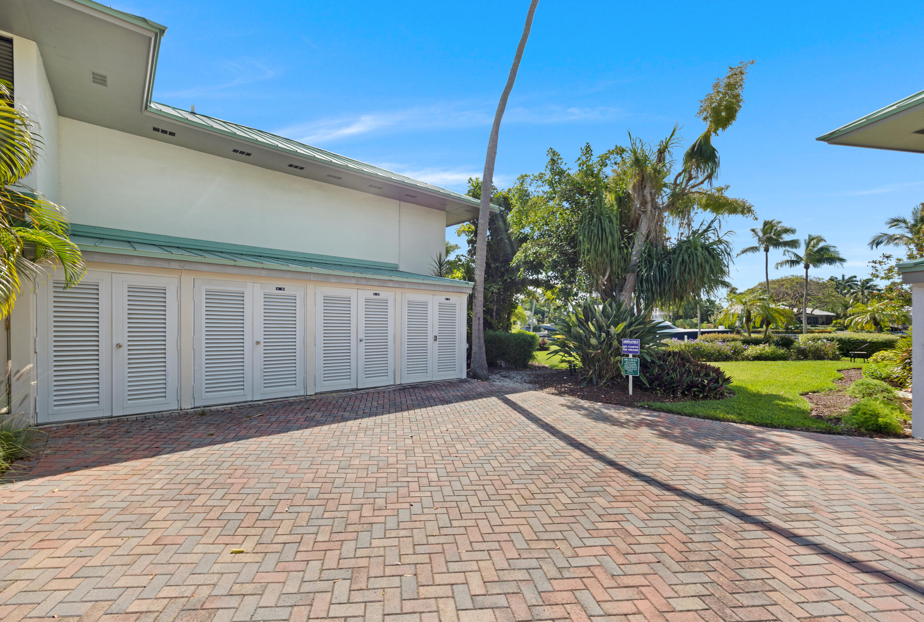 18 Anchor Drive, Unit B Key Largo, FL 33037 - Photo 17 of 17 a view of a backyard of the house