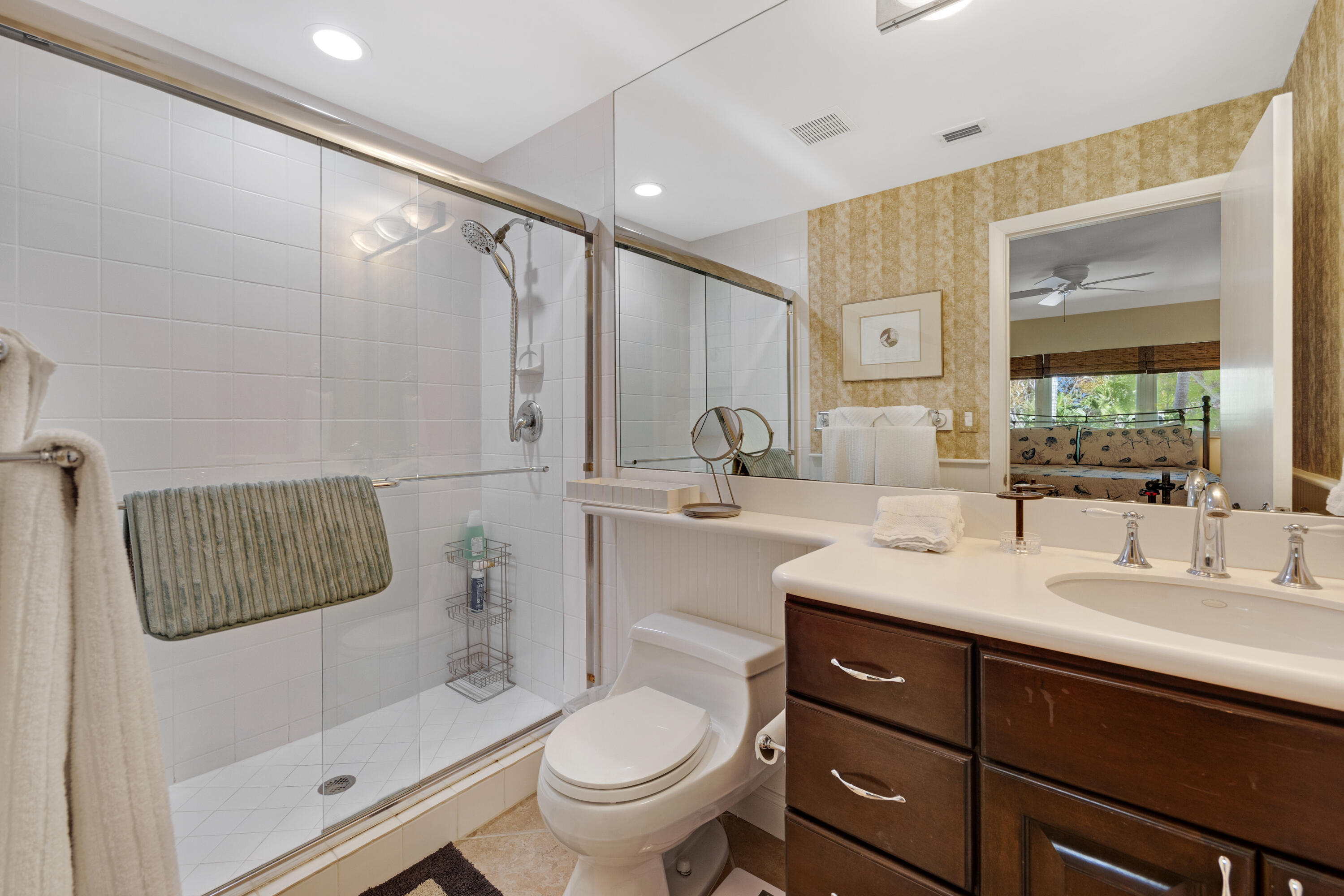 18 Anchor Drive, Unit B Key Largo, FL 33037 - Photo 9 of 17 a bathroom with a sink a toilet and shower