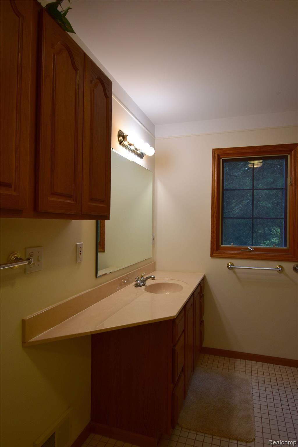 2053 Darwin Road Pinckney, MI 48169 - Photo 18 of 24 16 MAIN BATHROOM.JPG