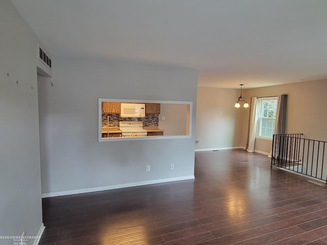 380 Minot Street Romeo, MI 48065 - Photo 6 of 16 50085121-5.JPG