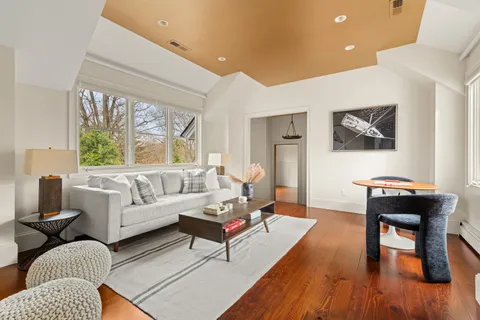 $1,995,000 | 15 Cross Highway, Westport, CT 06880