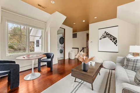 $1,995,000 | 15 Cross Highway, Westport, CT 06880