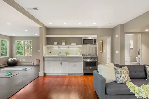 $1,995,000 | 15 Cross Highway, Westport, CT 06880