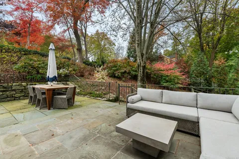 $1,995,000 | 15 Cross Highway, Westport, CT 06880