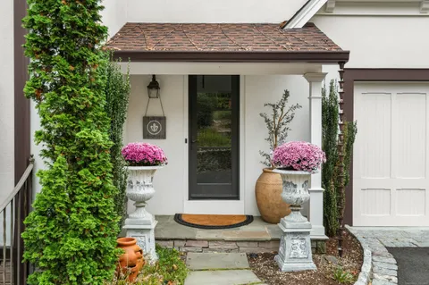 $1,995,000 | 15 Cross Highway, Westport, CT 06880