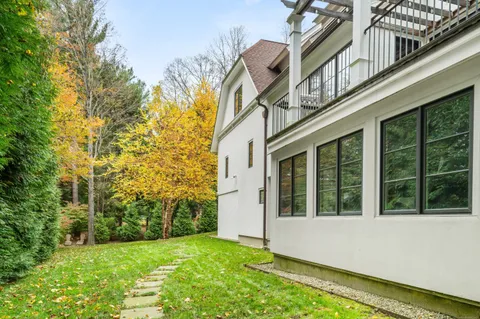 $1,995,000 | 15 Cross Highway, Westport, CT 06880