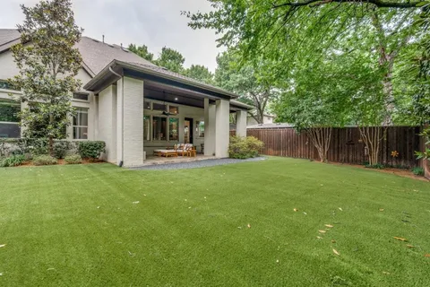 a view of a house with backyard and garden