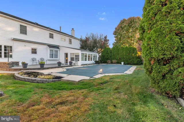 a view of a house with entertaining space