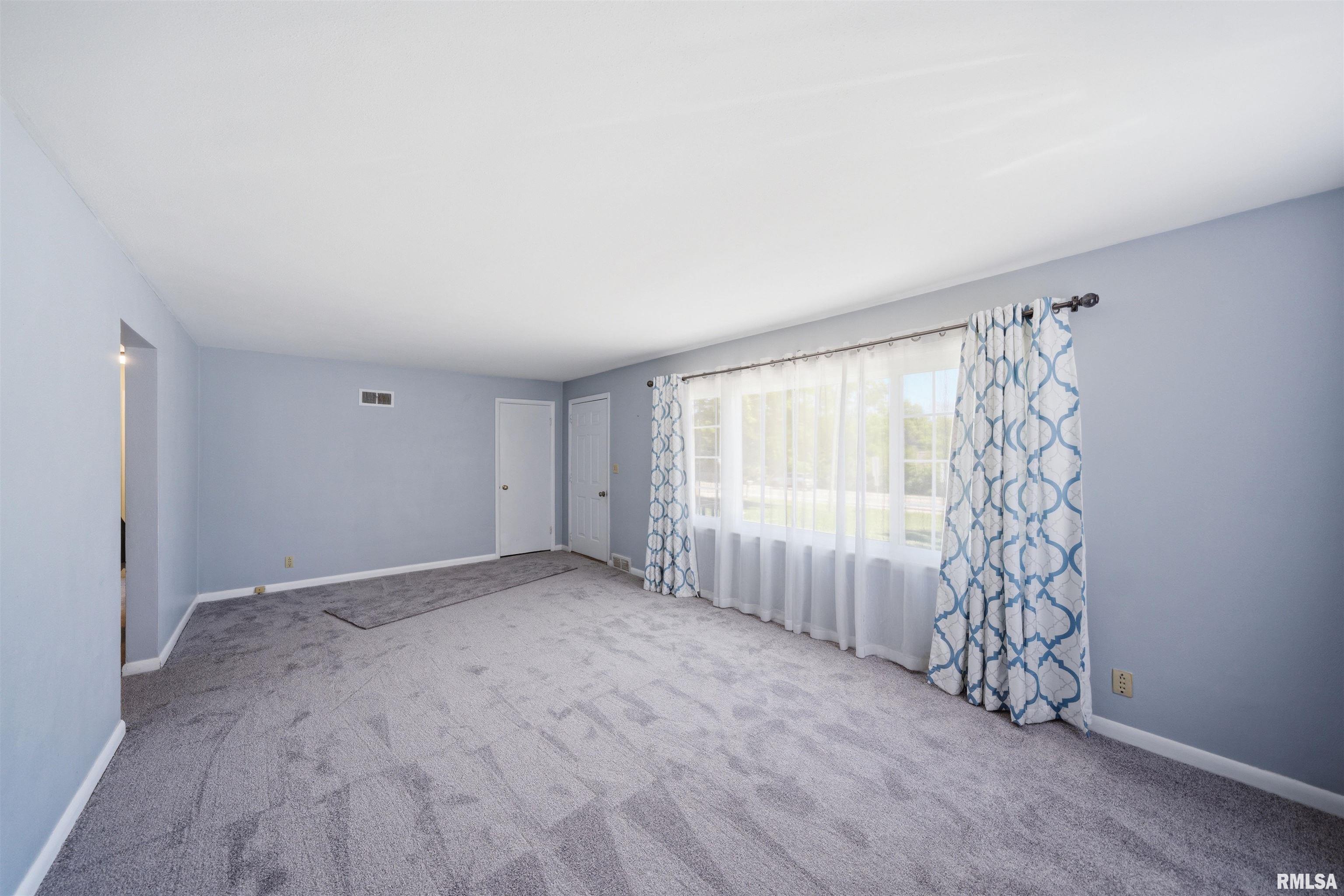 5203 North Sheridan Road Peoria, IL 61614 - Photo 5 of 31