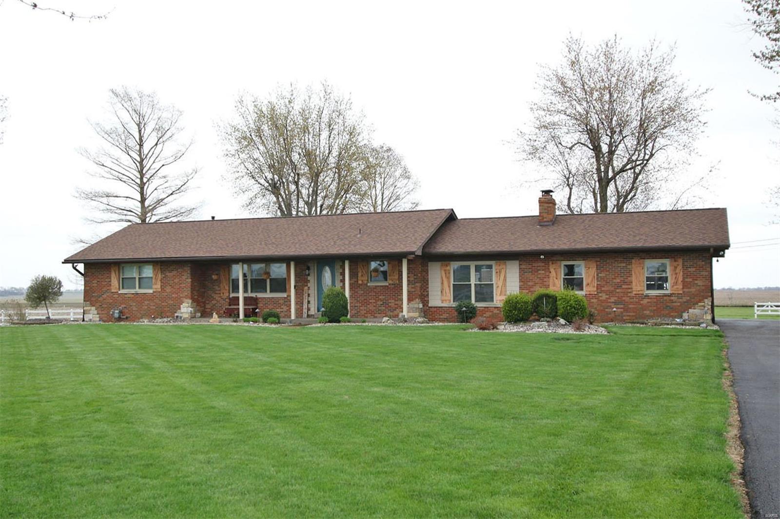 12136 Highland Road Highland, IL 62249 - Photo 4 of 36