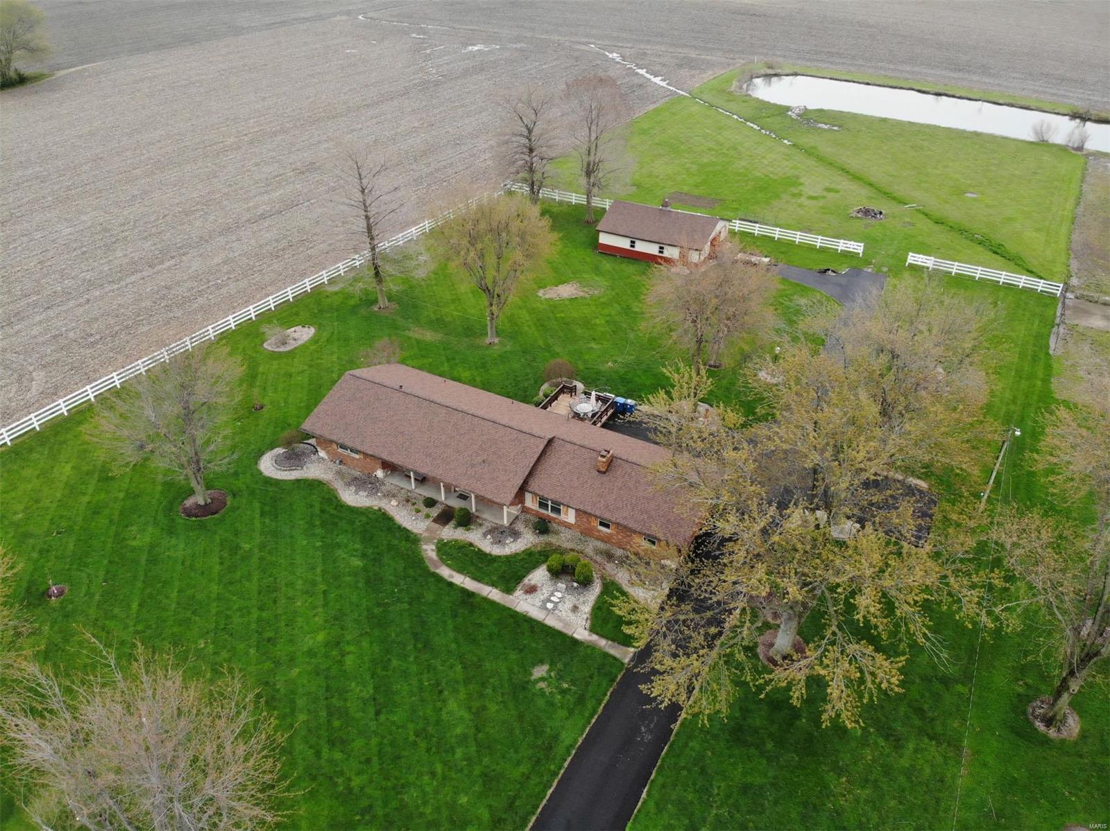 12136 Highland Road Highland, IL 62249 - Photo 5 of 36