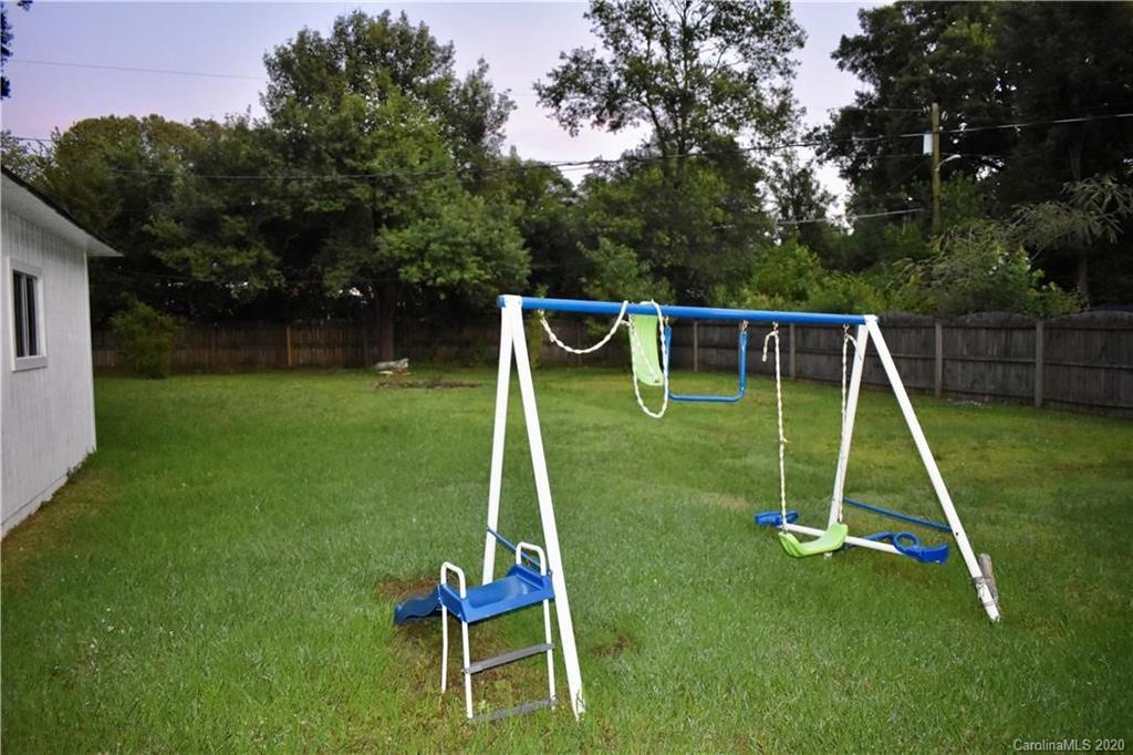 3816 Farmview Road Charlotte, NC 28205 - Photo 11 of 11 a backyard of a house with table and chairs