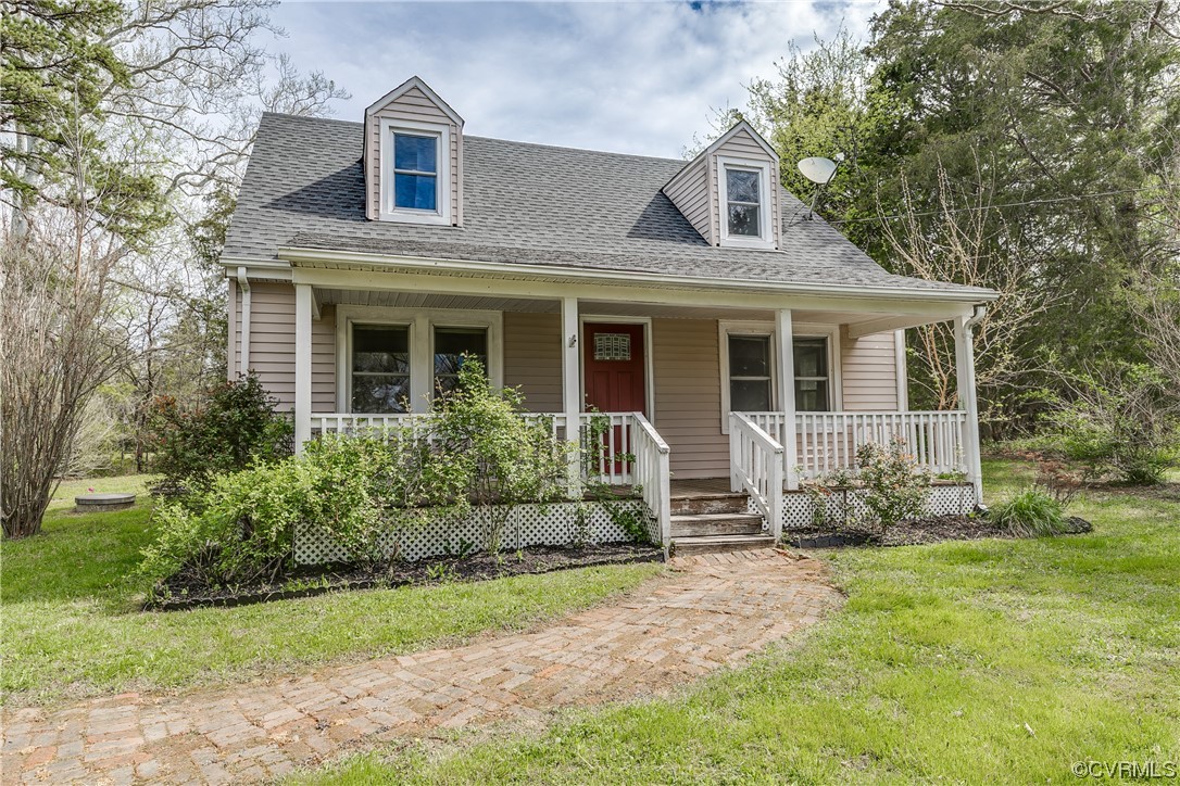4144 Broad St Road Gum Spring, VA 23065 - Photo 5 of 34 a front view of a house with garden