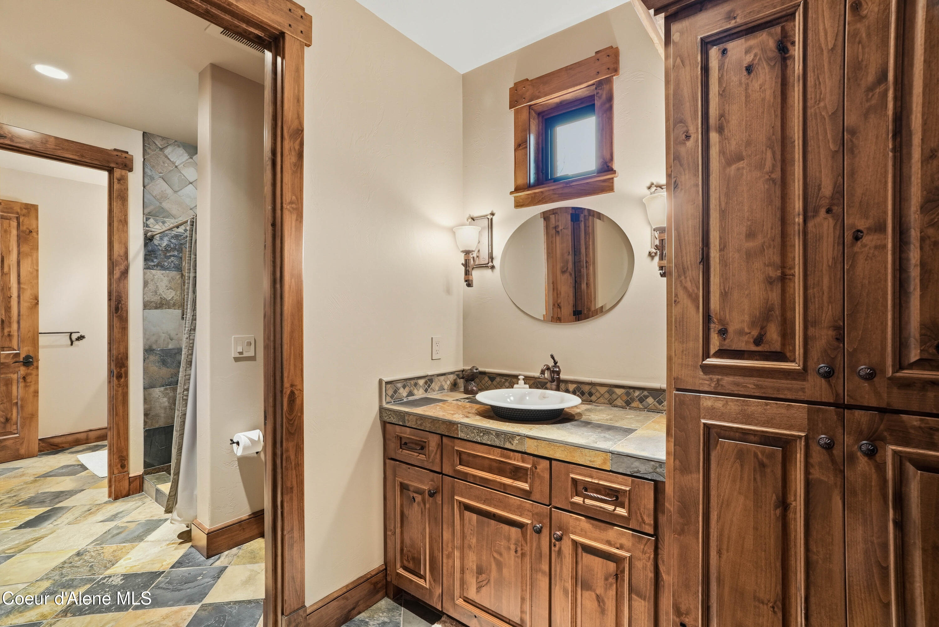 7190 West Rockford Bay Road Coeur D'Alene, ID 83814 - Photo 52 of 95 Jack-n-Jill Access to Bedroom #3