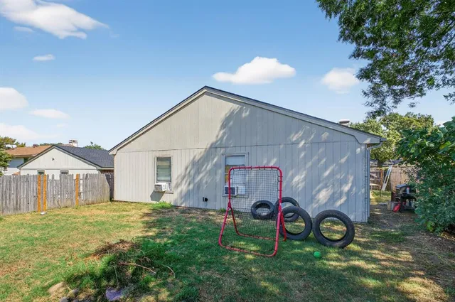 a view of house with garden and tall trees