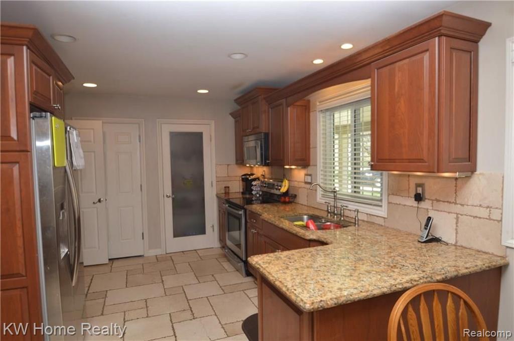 28163 Peppermill Road Farmington Hills, MI 48331 - Photo 11 of 31