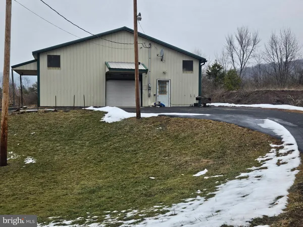 a view of a house with backyard