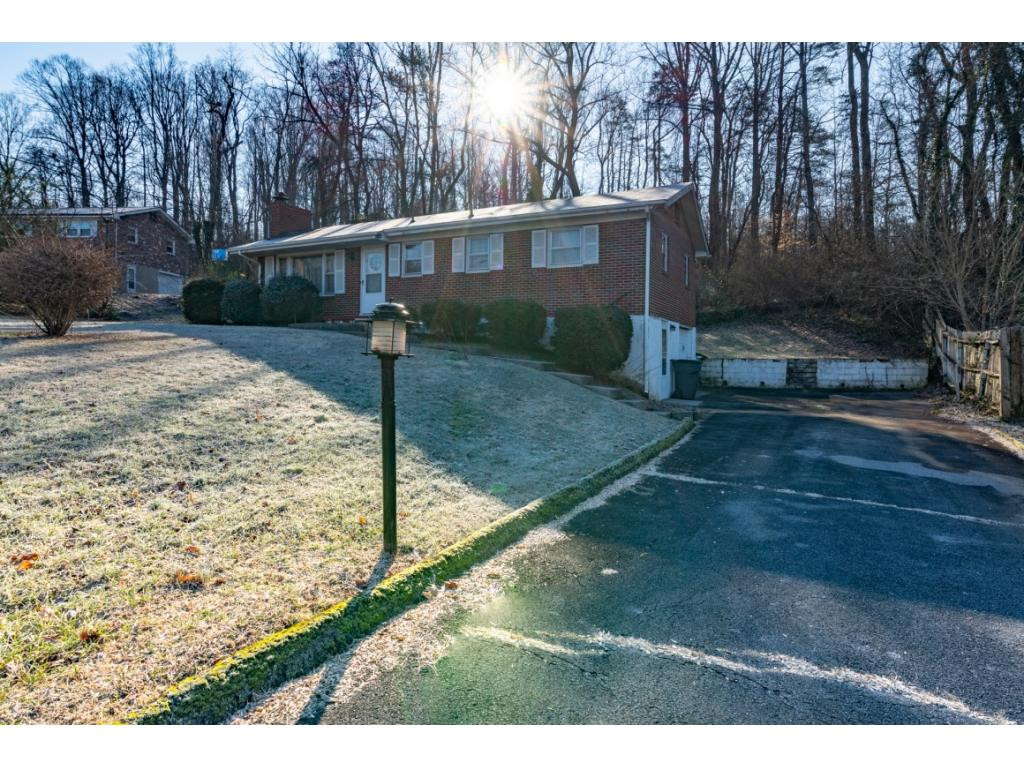 204 Springdale Road Bristol, TN 37620 - Photo 2 of 13 Photo 2