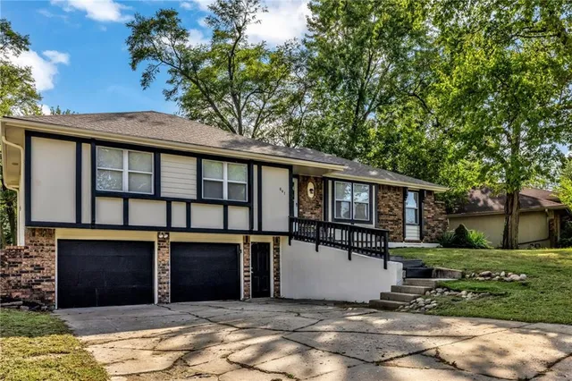 $270,000 | 841 Northwest 69th Place, Kansas City, MO 64118