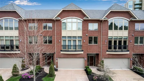 $975,000 | 37 Ojibwa Circle, Buffalo, NY 14202
