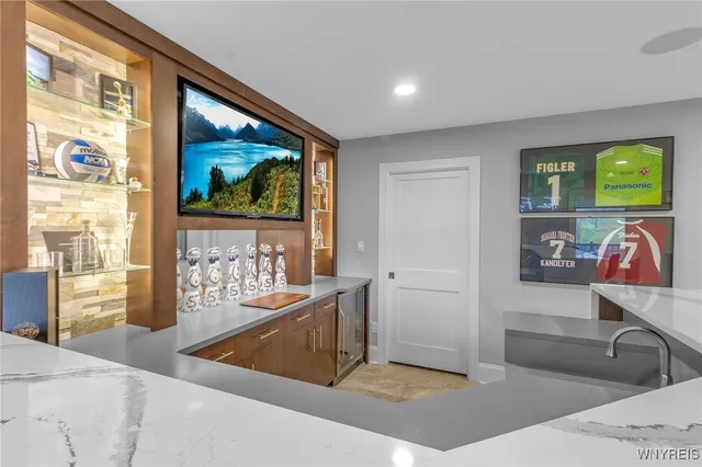 $975,000 | 37 Ojibwa Circle, Buffalo, NY 14202