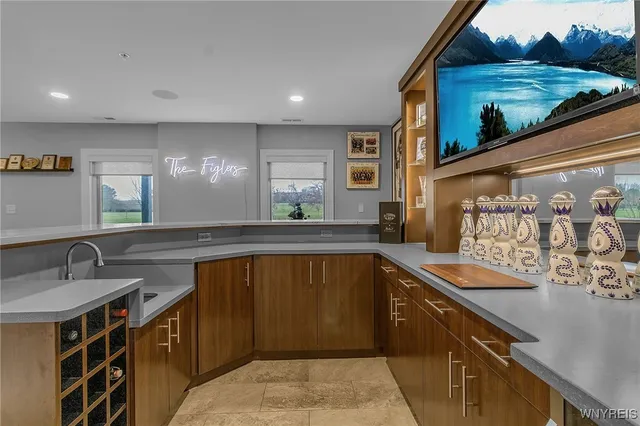 $975,000 | 37 Ojibwa Circle, Buffalo, NY 14202