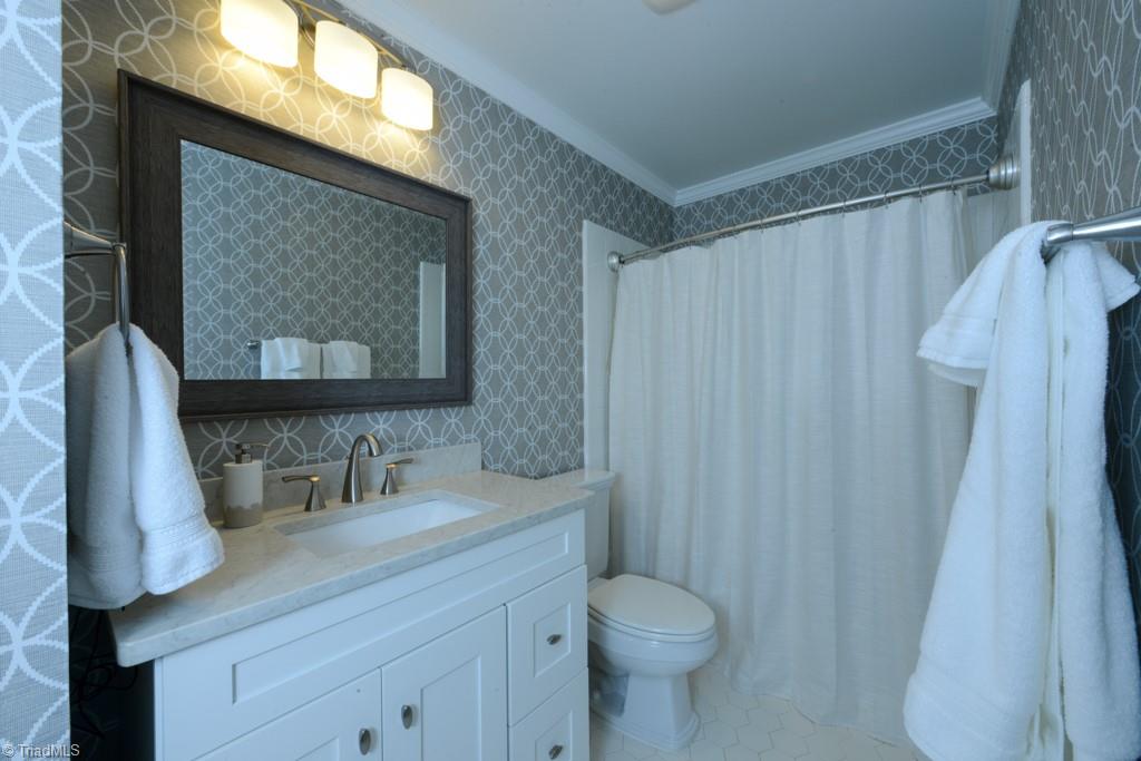 1410 Heathcliff Road High Point, NC 27262 - Photo 43 of 50 Full bath to accompany second bedroom on main
