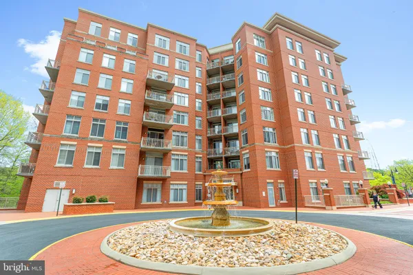 $2,395 | 4480 Market Commons Drive, Unit 405, Fairfax, VA 22033