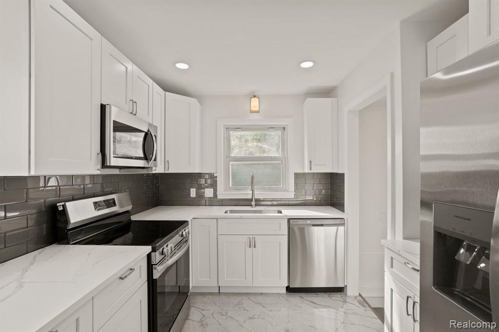 2896 Dorchester Road Birmingham, MI 48009 - Photo 10 of 29