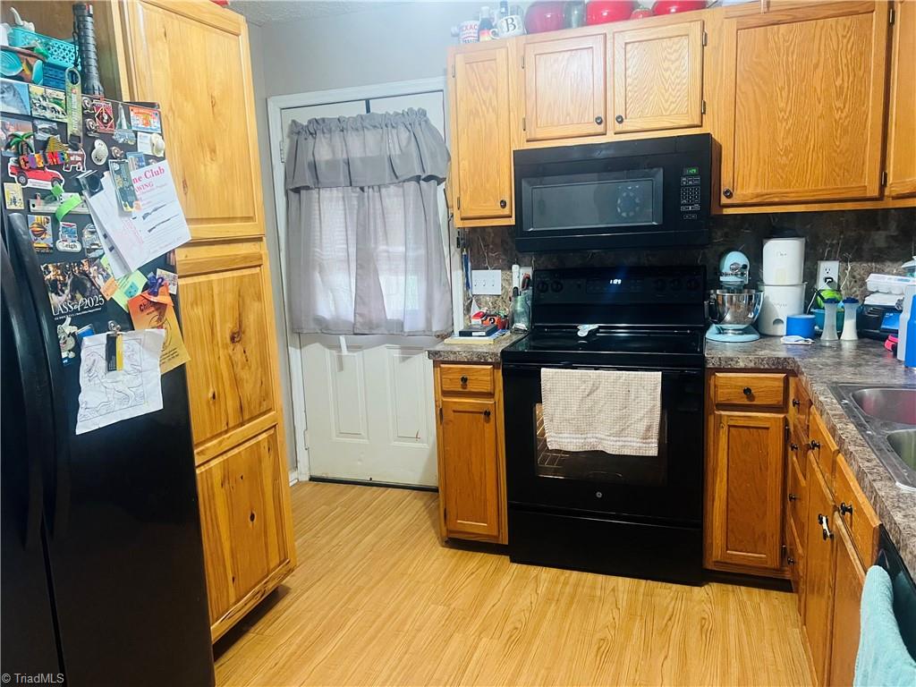 215 Oak Ridge Place Mount Airy, NC 27030 - Photo 3 of 4