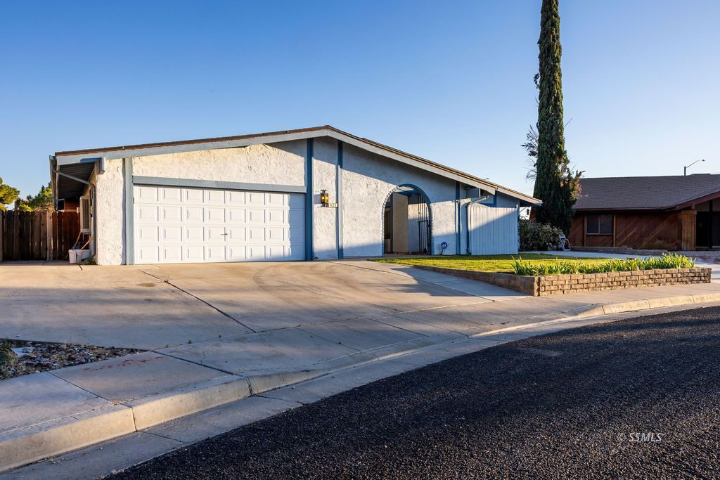 817 Hurschell Avenue Ridgecrest, CA 93555 - Photo 3 of 46