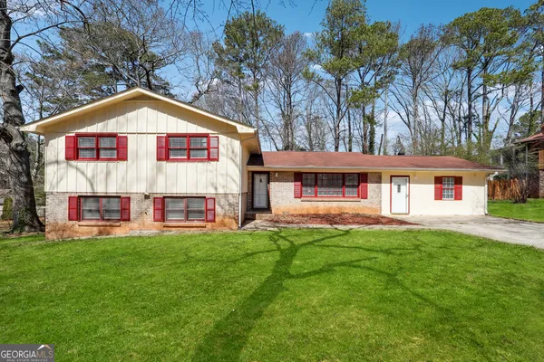a view of a house with a yard