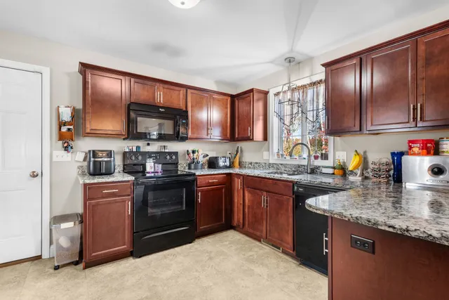 $685,000 | 12 Crawford Lane, Hooksett, NH 03106