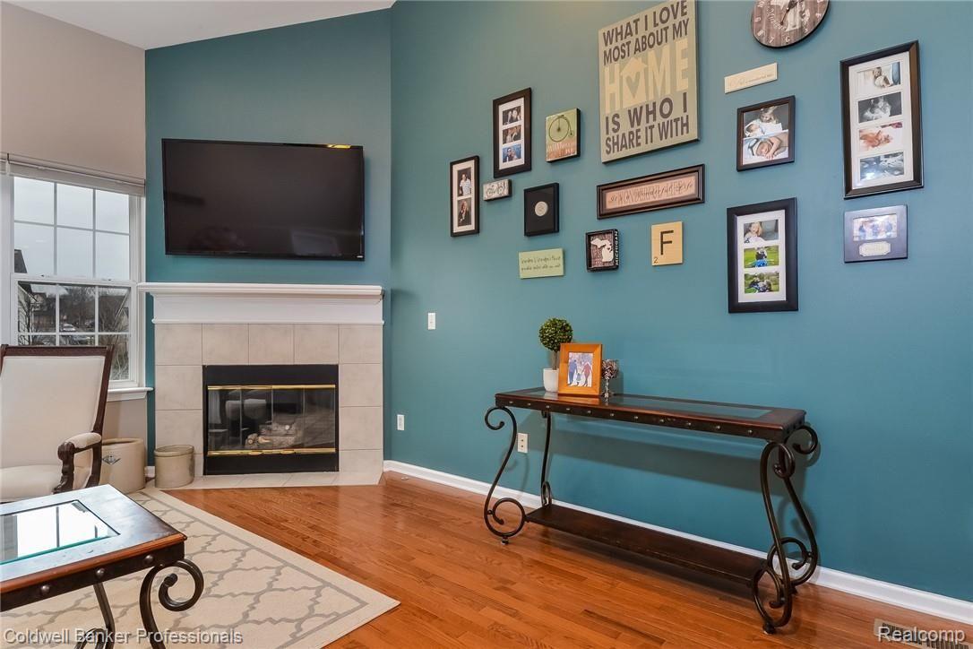 742 East Bluff Court Rochester, MI 48306 - Photo 8 of 60 007-photo-living-room-6655998.jpg