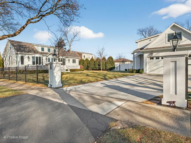 $899,000 | 285 Middaugh Road, Clarendon Hills, IL 60514