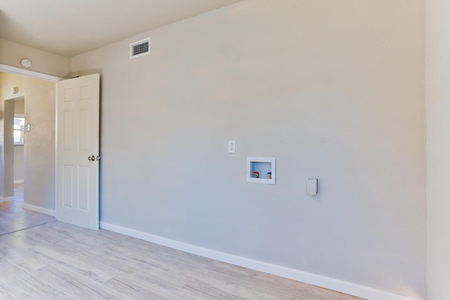 435 West Lynn Street Slaton, TX 79364 - Photo 14 of 22 a view of an empty room