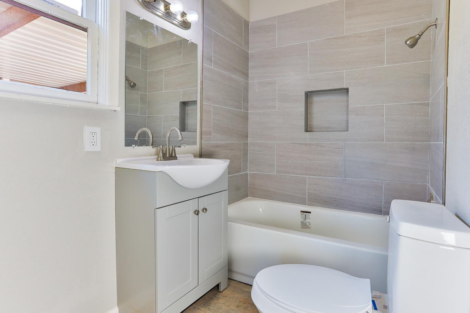 435 West Lynn Street Slaton, TX 79364 - Photo 16 of 22 a bathroom with a sink toilet and shower