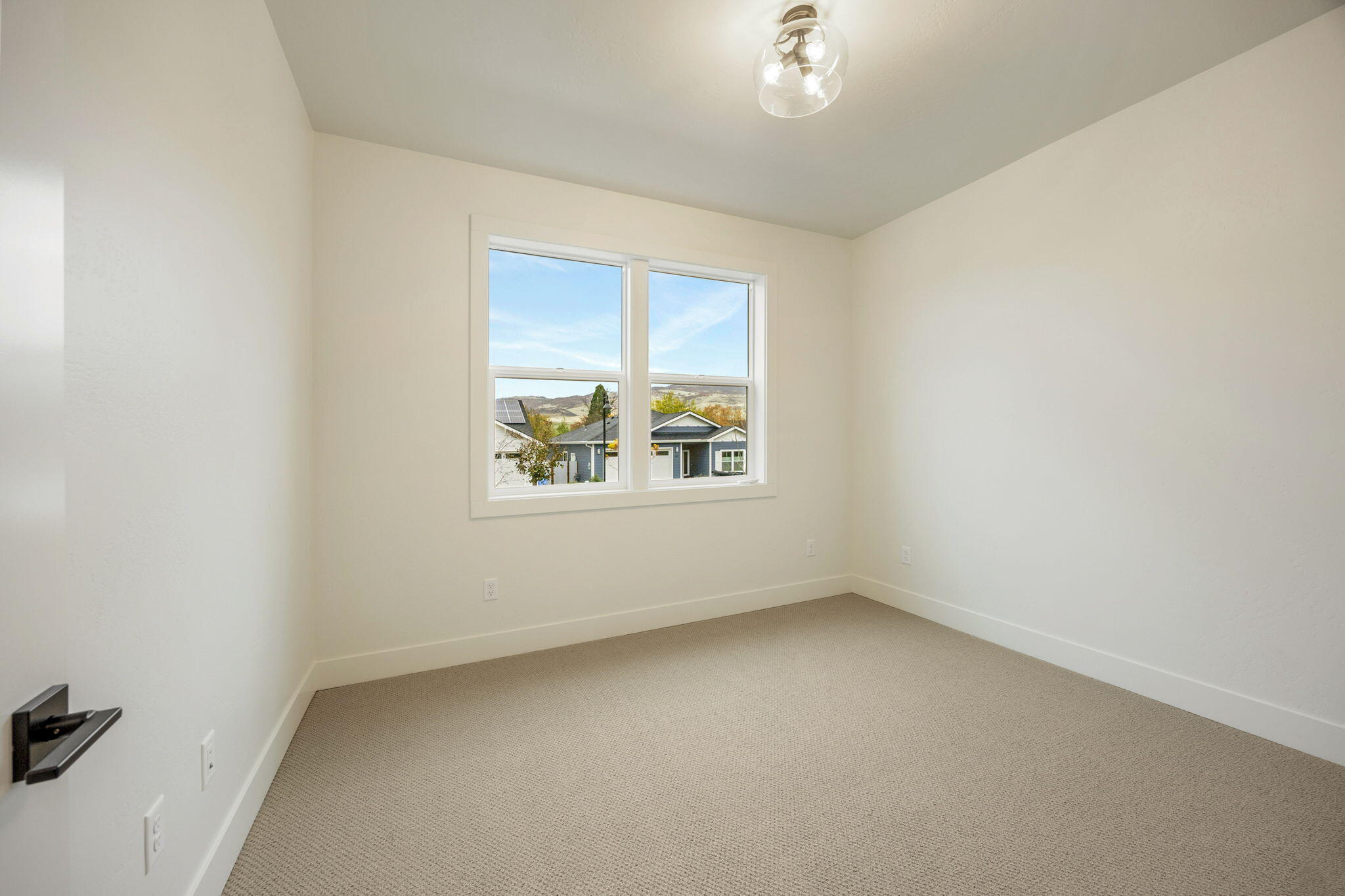 340 Randy Street Ashland, OR 97520 - Photo 29 of 44 Bedroom 1